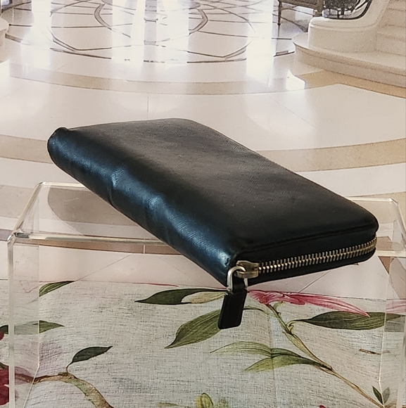 AUTHENTIC Large Zip Around Wallet EXCELLENT CONDITION. - Picture 8 of 16